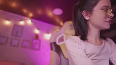 Snapshot of aura_rouss chatting on December 17, 11:55 pm aura_rouss online show from December 17, 11:55 pm