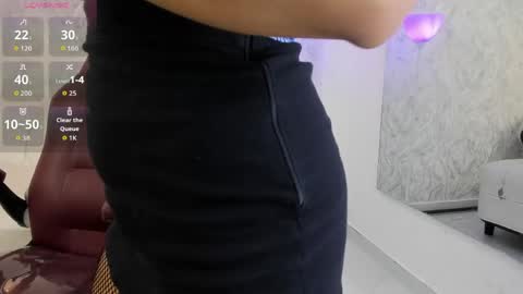 Aura sanders online show from April 6, 11:44 am