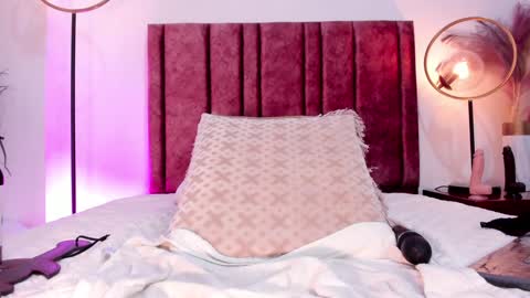 Aura Stone online show from December 11, 7:46 pm