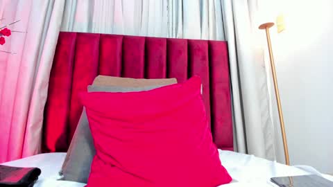 Aura Stone online show from December 13, 9:30 pm