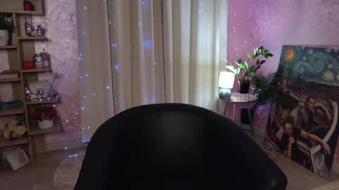 Snapshot of aurora_aksness chatting on December 10, 6:06 pm Aurora online show from December 10, 6:06 pm