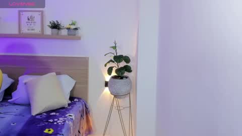 Snapshot of aurora_rodriguez chatting on December 20, 1:43 pm aurora_rodriguez online show from December 20, 1:43 pm