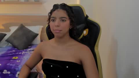 Snapshot of aurora_rodriguez chatting on February 15, 12:33 pm aurora_rodriguez online show from February 15, 12:33 pm