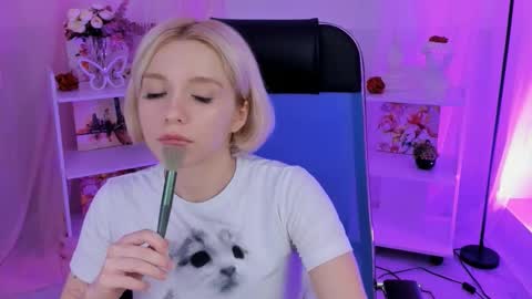 aurorawrenfield online show from October 28, 4:49 am