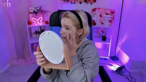 aurorawrenfield online show from November 3, 4:14 am