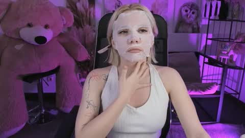 aurorawrenfield online show from December 23, 12:30 am