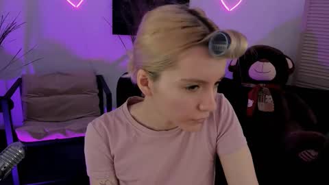 aurorawrenfield online show from March 16, 4:18 am