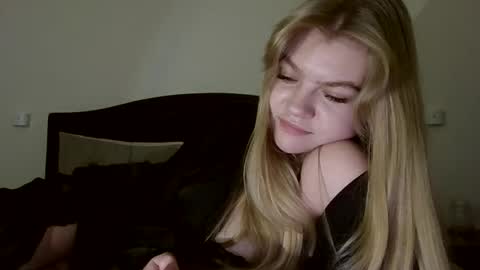 Snapshot of auroraxroses chatting on November 6, 8:32 pm AuroraXRoses online show from November 6, 8:32 pm