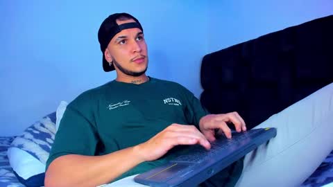 Snapshot of austin_curry chatting on December 21, 5:03 am A online show from December 21, 5:03 am