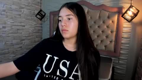 Snapshot of ava_broown chatting on December 4, 11:02 pm online show from December 4, 11:02 pm