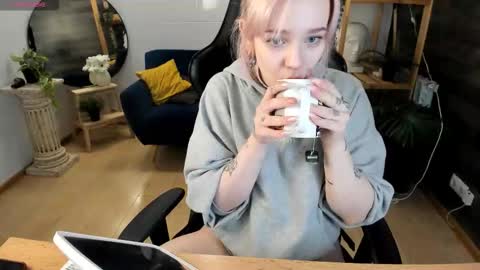 avabloom_ online show from February 5, 10:25 pm