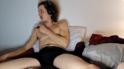 Snapshot of averageguytv chatting on September 19, 3:08 am averageguytv online show from September 19, 3:08 am