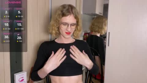 Snapshot of avery_adam chatting on December 16, 9:31 pm Alex online show from December 16, 9:31 pm