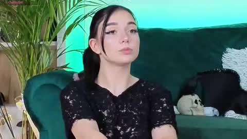 AveryWillow online show from November 4, 10:47 am