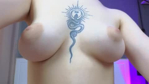 Snapshot of avgustina_love chatting on February 26, 8:15 am avgustina_love online show from February 26, 8:15 am