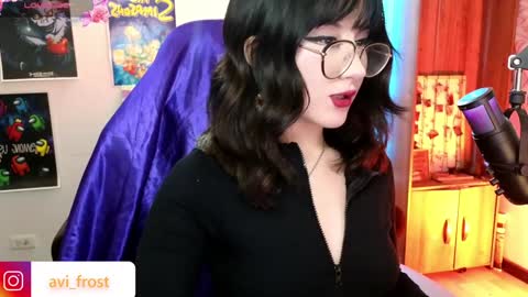 Snapshot of avi_frost chatting on December 5, 8:11 am Saraaaa independent model 3 online show from December 5, 8:11 am