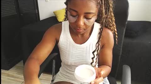 Snapshot of avis_lara chatting on November 9, 4:49 pm AVIS online show from November 9, 4:49 pm