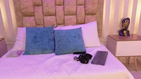 AVIS  online show from December 18, 8:26 pm