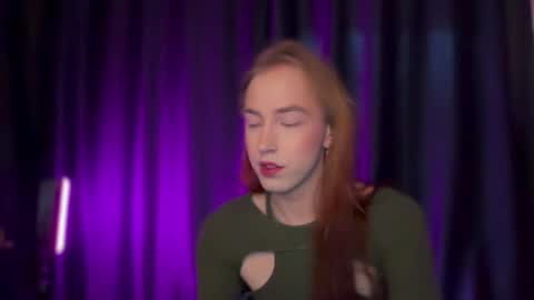 avril_pearly_ online show from February 10, 11:36 am