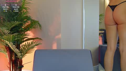 AVRILL CYRUX online show from October 7, 7:05 am