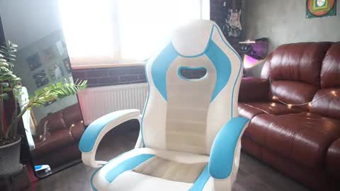 Snapshot of awondrr chatting on October 18, 11:55 am Alice online show from October 18, 11:55 am