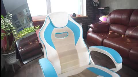 Snapshot of awondrr chatting on October 21, 11:22 am Alice online show from October 21, 11:22 am