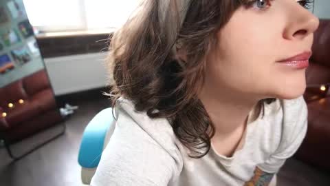 Snapshot of awondrr chatting on February 20, 10:27 am Alice online show from February 20, 10:27 am