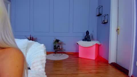 Ella online show from April 19, 4:12 am