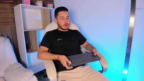 axel_grey_ online show from October 3, 12:24 pm