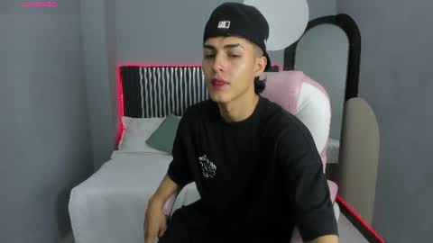 Snapshot of axel_mendoza_ chatting on June 16, 8:00 pm A X E L online show from June 16, 8:00 pm