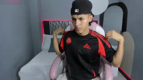 Snapshot of axel_mendoza_ chatting on June 17, 8:21 pm A X E L online show from June 17, 8:21 pm