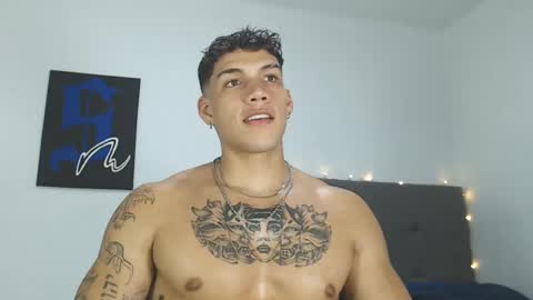 Snapshot of axel_taylor21 chatting on December 19, 5:29 am INDEPENDENT MODEL online show from December 19, 5:29 am