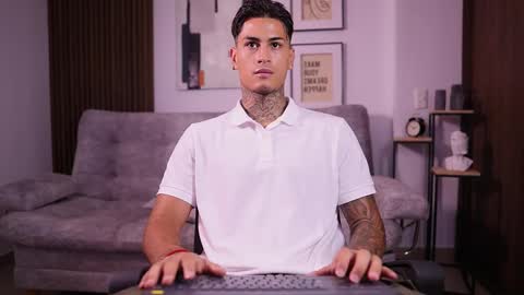 Agustin online show from November 15, 8:05 pm