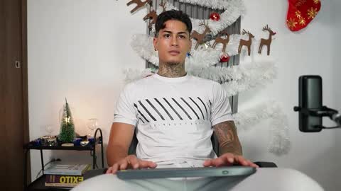 Agustin online show from November 18, 8:35 pm