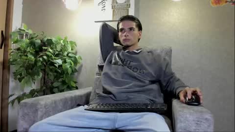 axel  online show from December 3, 6:43 am