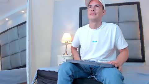 axel_wolfe online show from July 20, 8:33 pm