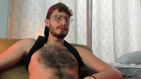 Snapshot of axelg_rose chatting on February 3, 8:03 pm online show from February 3, 8:03 pm