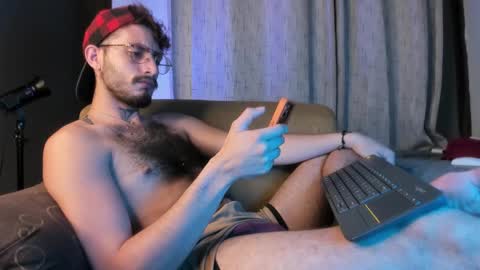 Snapshot of axelg_rose chatting on February 11, 1:52 am online show from February 11, 1:52 am