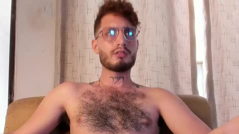 Snapshot of axelg_rose chatting on February 22, 7:36 pm online show from February 22, 7:36 pm