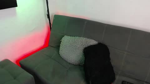 Snapshot of axell_dior chatting on May 8, 2:17 am axell online show from May 8, 2:17 am