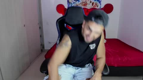 Snapshot of axelwinters_ chatting on May 1, 11:20 pm Axel online show from May 1, 11:20 pm