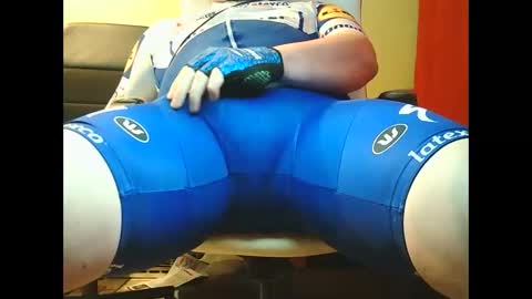 Snapshot of axversahot chatting on February 18, 5:42 pm axversahot online show from February 18, 5:42 pm