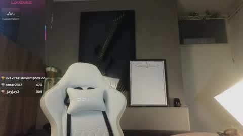 Ayreen Moore online show from April 8, 6:30 pm