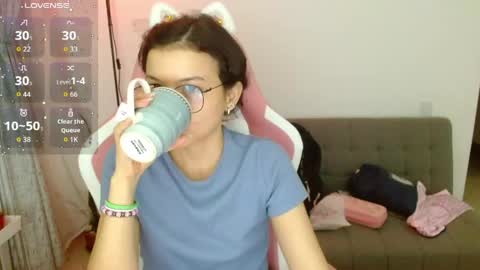 Snapshot of azu_chan chatting on April 25, 1:30 am Azu online show from April 25, 1:30 am