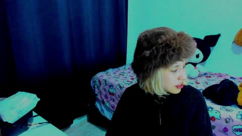 Snapshot of azu_moure chatting on March 27, 4:18 am Azu Moure online show from March 27, 4:18 am