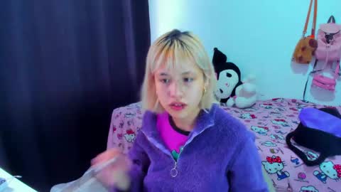 Snapshot of azu_moure chatting on April 22, 8:32 pm Azu Moure online show from April 22, 8:32 pm