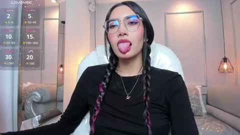 Azura online show from November 6, 7:15 pm