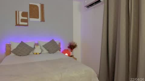 Snapshot of babesexy19_ chatting on April 23, 2:57 am itzell online show from April 23, 2:57 am