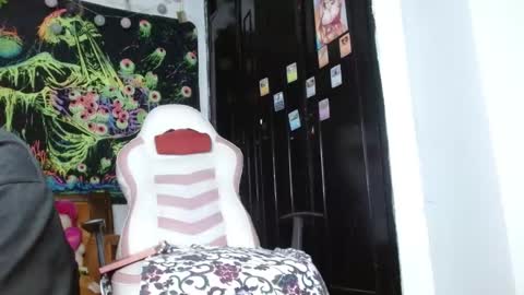 baby_quetzal online show from December 7, 4:31 am
