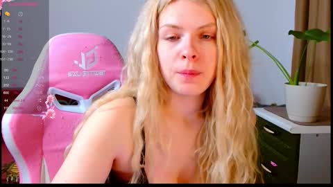 Snapshot of babylilly00 chatting on March 5, 10:06 pm Lilly 3 online show from March 5, 10:06 pm